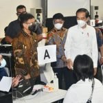 kominfo-jokowi-vaksinasi-massal-awak-media-menteri-johnny-AYH