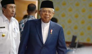 Wakil Presiden KH Ma’ruf Amin (kanan) didampingi Gubernur Riau Syamsuar (kiri) tiba di Kota Pekanbaru, Jumat (6/3/2020).