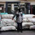 Menteri Sosial Tri Rismaharini saat mengecek gudang bantuan Kemensos di Bekasi, Selasa 14 Desember 2021. (Foto: Handout )
