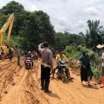 Petugas SAR gabungan mulai membersihkan jalan untuk akses logistik dan saluran air bersih pascalongsor di di Kecamatan Sukajaya, Kabupaten Bogor, Sabtu, 4 Januari 2020. (Foto: Beritasatu.com/Vento Saudale)