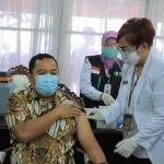 Wali Kota Tangerag, Arief R Wismansyah saat divaksin Covid-19. (Foto: BeritaSatu)