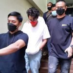 Ardhito Pramono keluar dari ruang pemeriksaan dengan menunduk dan tidak menjawab pertanyaan wartawan. (Foto: Beritasatu Photo Stefani Wijaya)