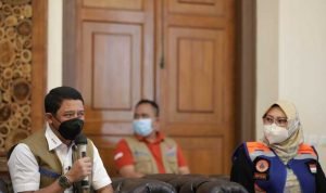 Kepala Badan Nasional Penanggulangan Bencana (BNPB) Letjen TNI Suharyanto (kiri) bersama Bupati Pandeglang Irna Narulita (kanan) dalam rapat koordinasi percepatan penanganan gempabumi M 6,6 Banten di Pendopo Kantor Bupati Pandeglang, Banten, Sabtu 15 Januari 2022. (Foto: Handout