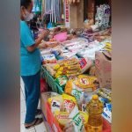 Seorang ibu berbelanja minyak goreng di Pasar Bengkok Tangerang, Kamis, 20 Januari 2022. (Foto: B1/Uning Heri Gagarin)